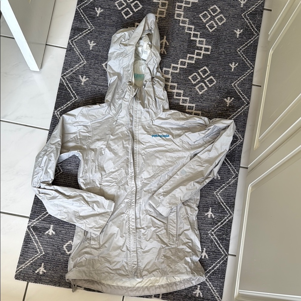 Patagonia Silver Grey Raincoat Shell Lightweight Hooded Design
